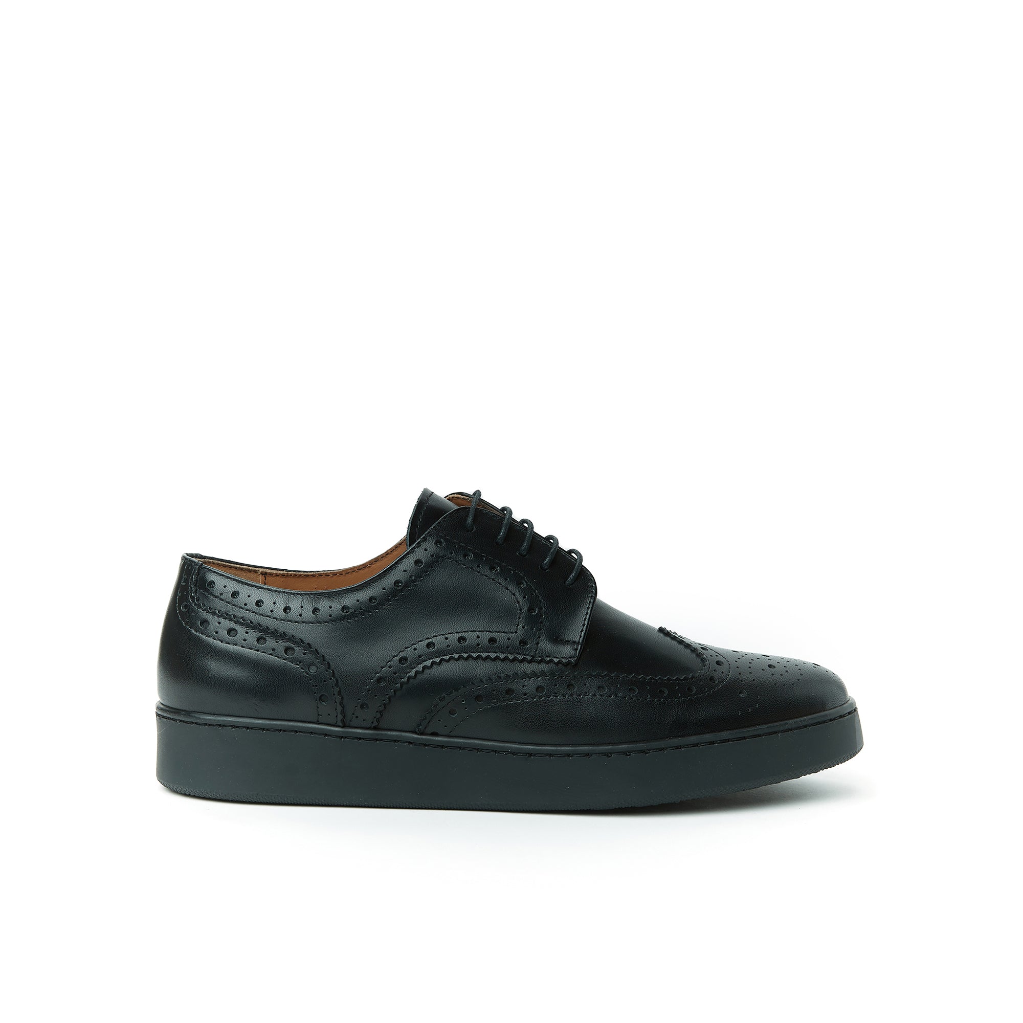 Wing cap sneaker black