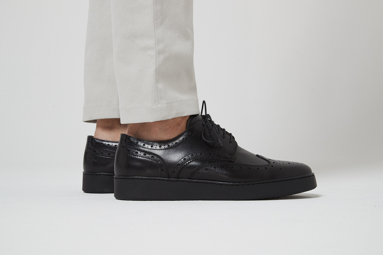 Wing cap sneaker black