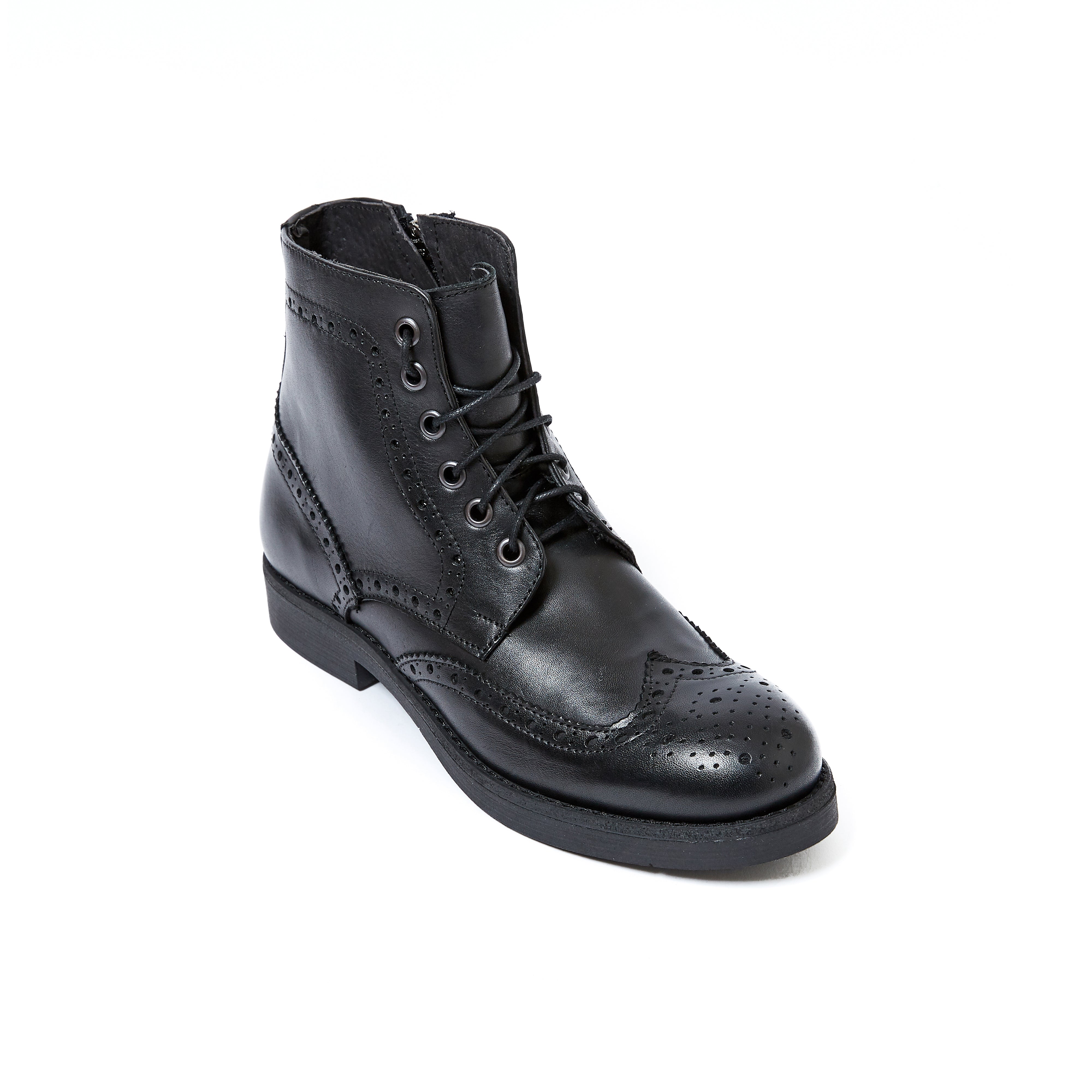 Wing cap ankle boot black