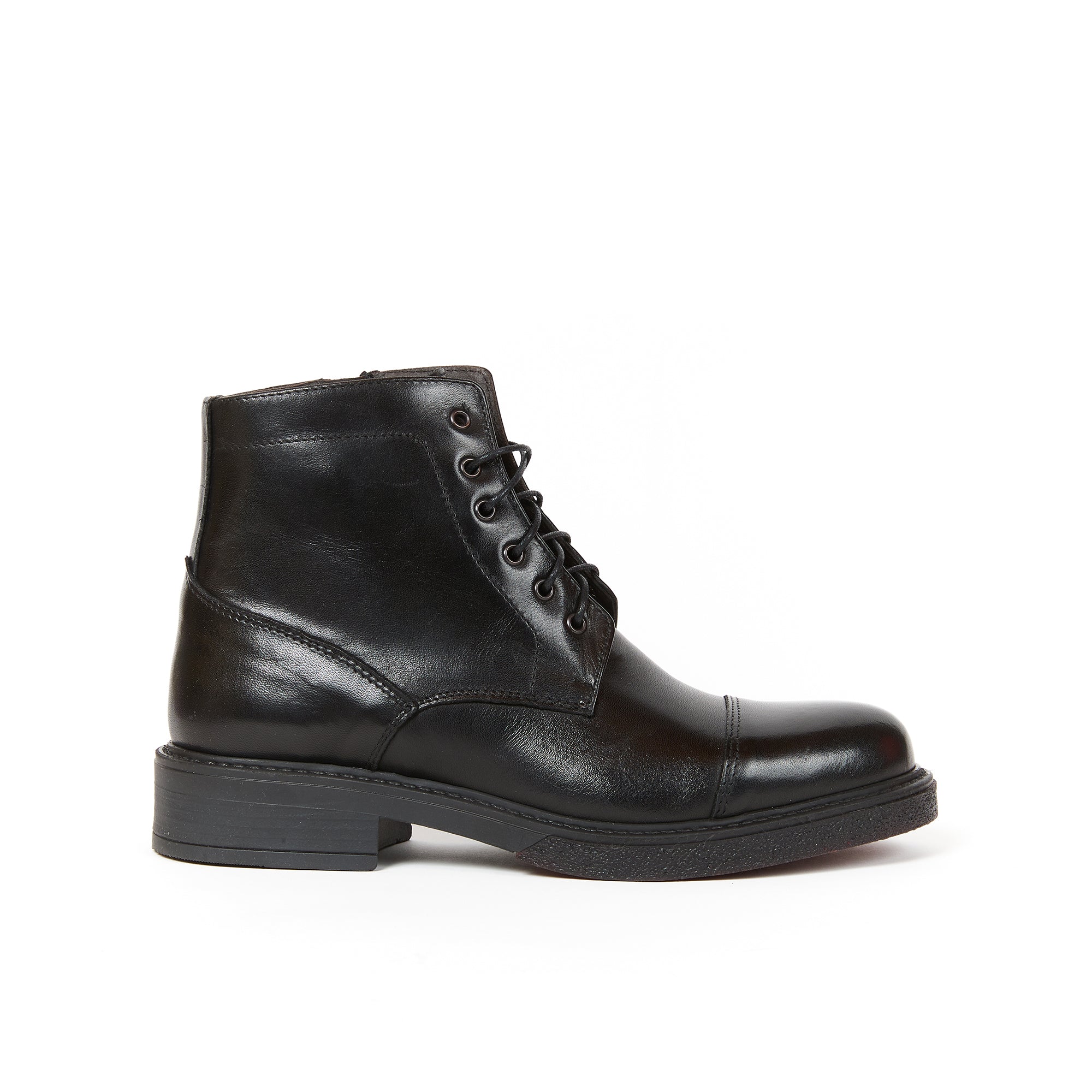 Toe cap laced boot black