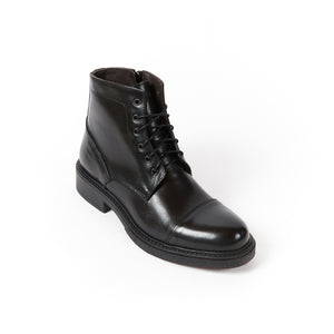 Toe cap laced boot black