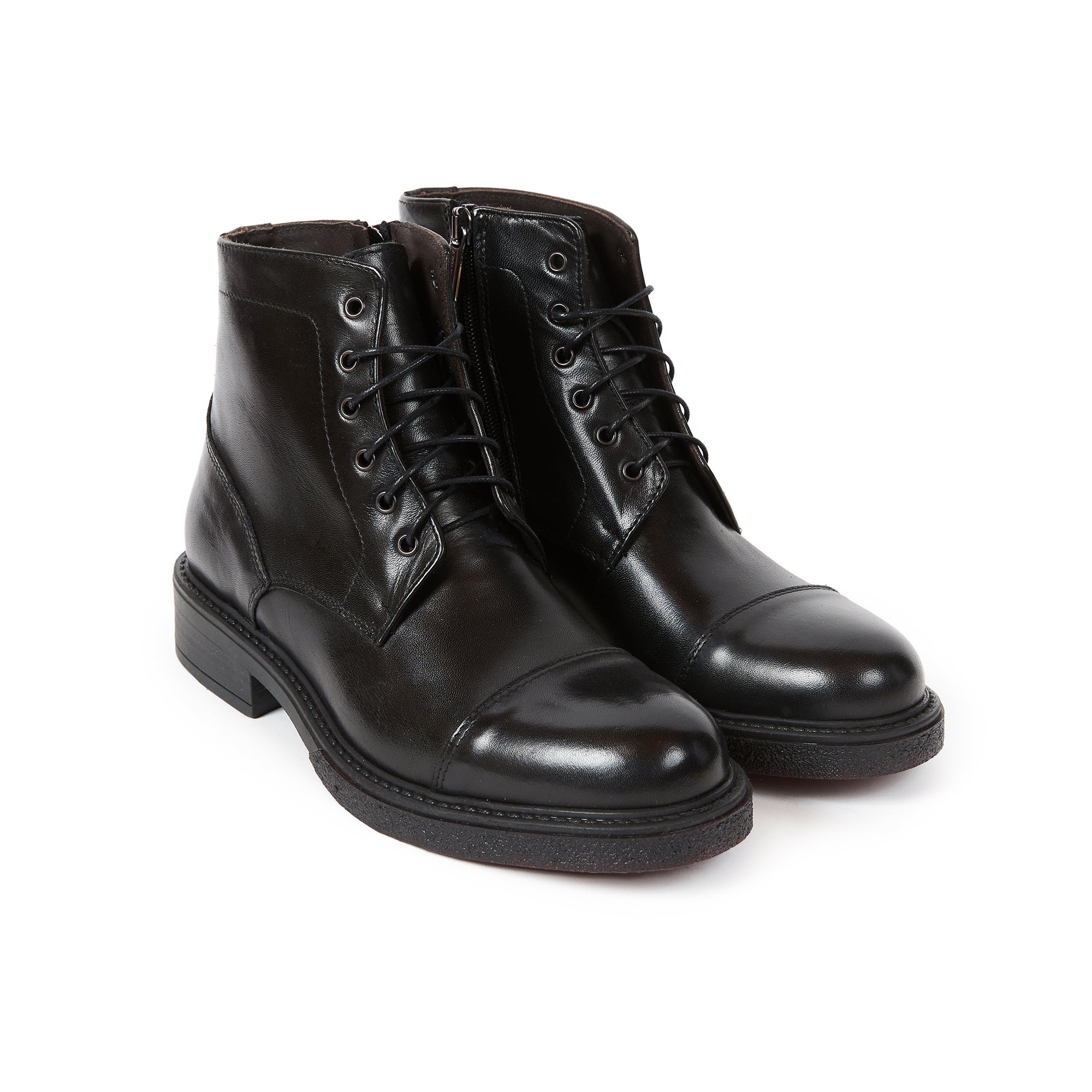 Toe cap laced boot black