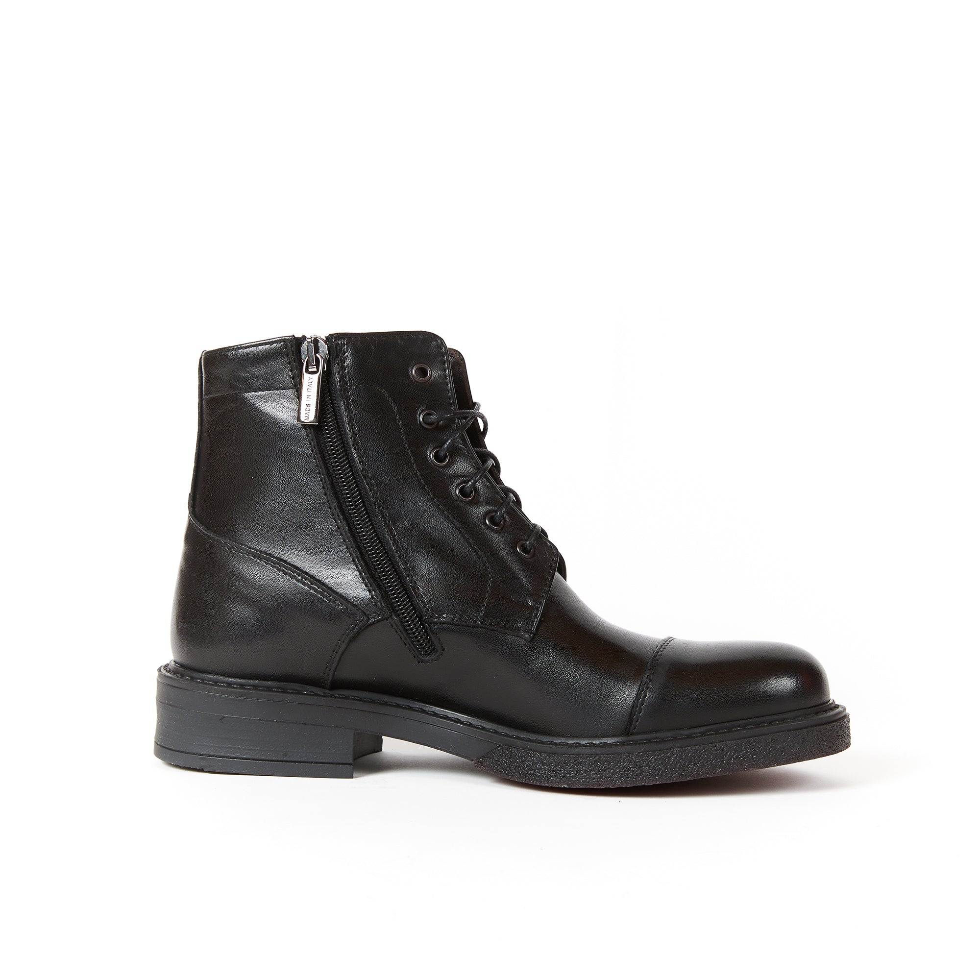 Toe cap laced boot black